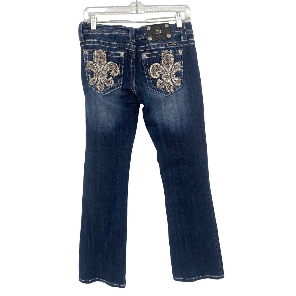 MISS ME EMBELLISHED POCKETS DARK WASH BOOT CUT SIZE 29 INEAM32